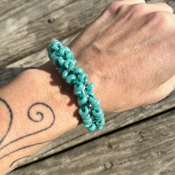 Glass hoop bracelet - Picture 5 of 8